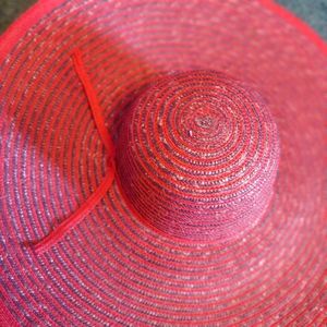 RED STRAW HAT